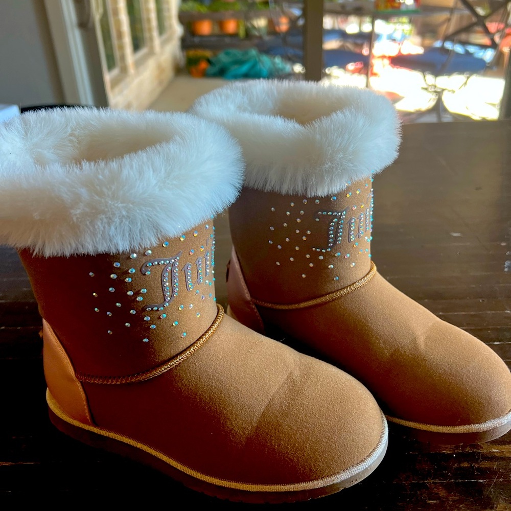 Girls juicy couture boots. Only wore two or three times.
